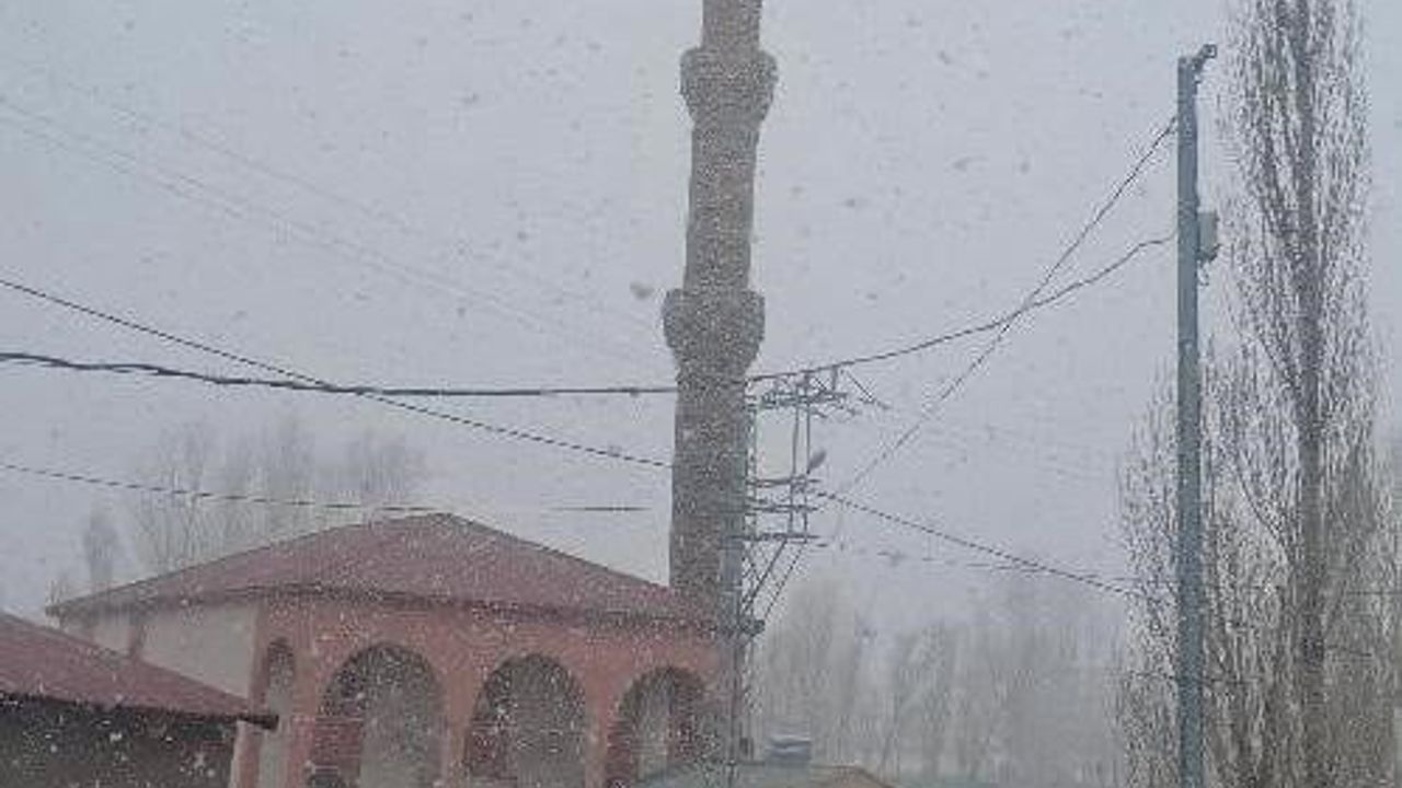 Diyadin Kuşburnu Köyü'nde Nisan Karı: Bahar Ortasında Beyaz Örtü