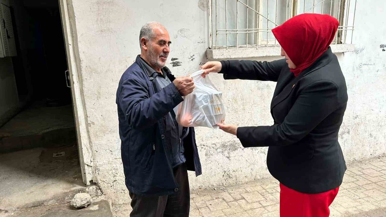 Diyarbakır Bağlar Muradiye'de günlük sıcak yemek dağıtımı yaklaşık 50 aileye ulaşıyor