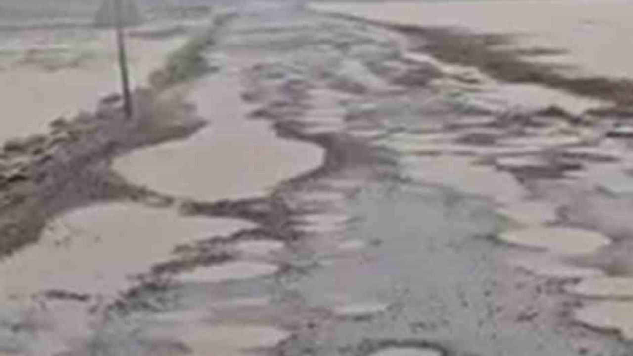 Diyarbakır Çermik'te sağanak yolları bozdu, mahallelerde su birikintileri oluştu