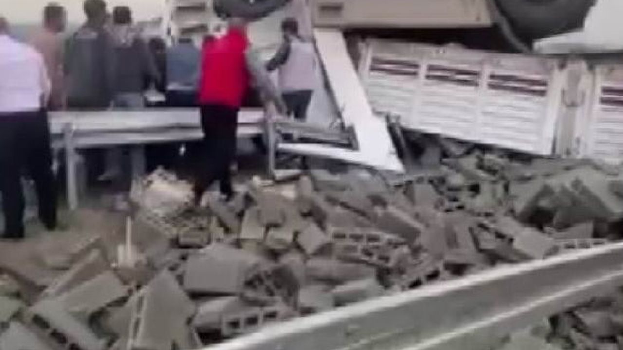 Diyarbakır’da briket yüklü tır yan yattı: 1 yaralı