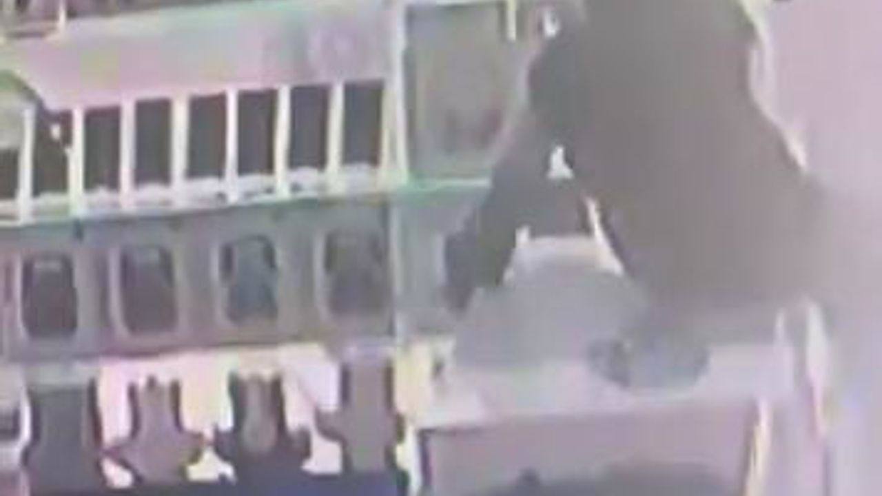 Diyarbakır'da cep telefonu dükkanından vitrindeki iki telefonu çalan çocuk güvenlik kamerasında