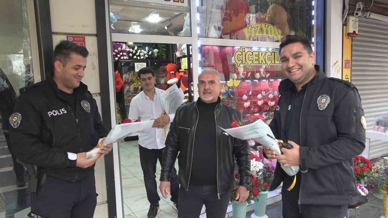 Diyarbakır'da çiçekçi, Polis Haftası'nda kavga ihbarıyla polise çiçek verdi