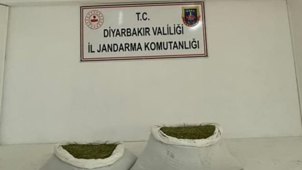 Diyarbakır'da Jandarma Operasyonunda 14 buçuk Kilo Uyuşturucu Ele Geçirildi