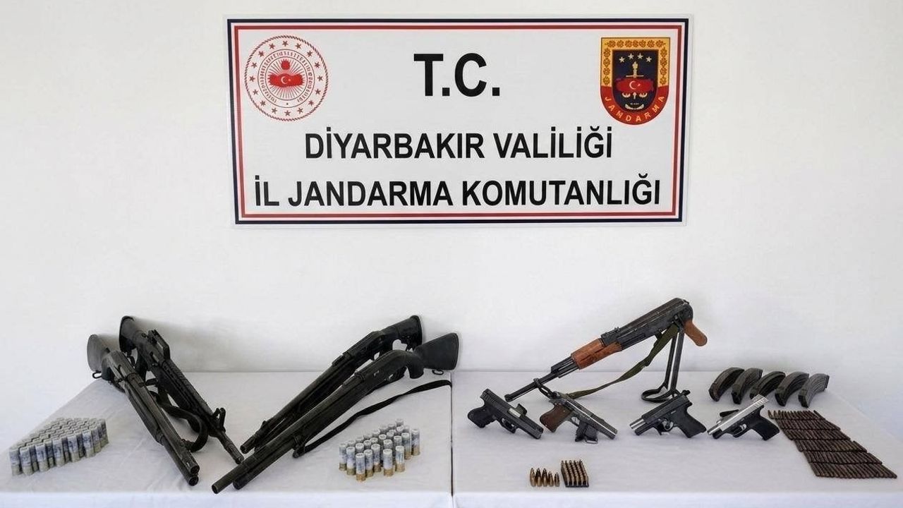 Diyarbakır'da jandarma operasyonunda 62 kaçak silah ele geçirildi
