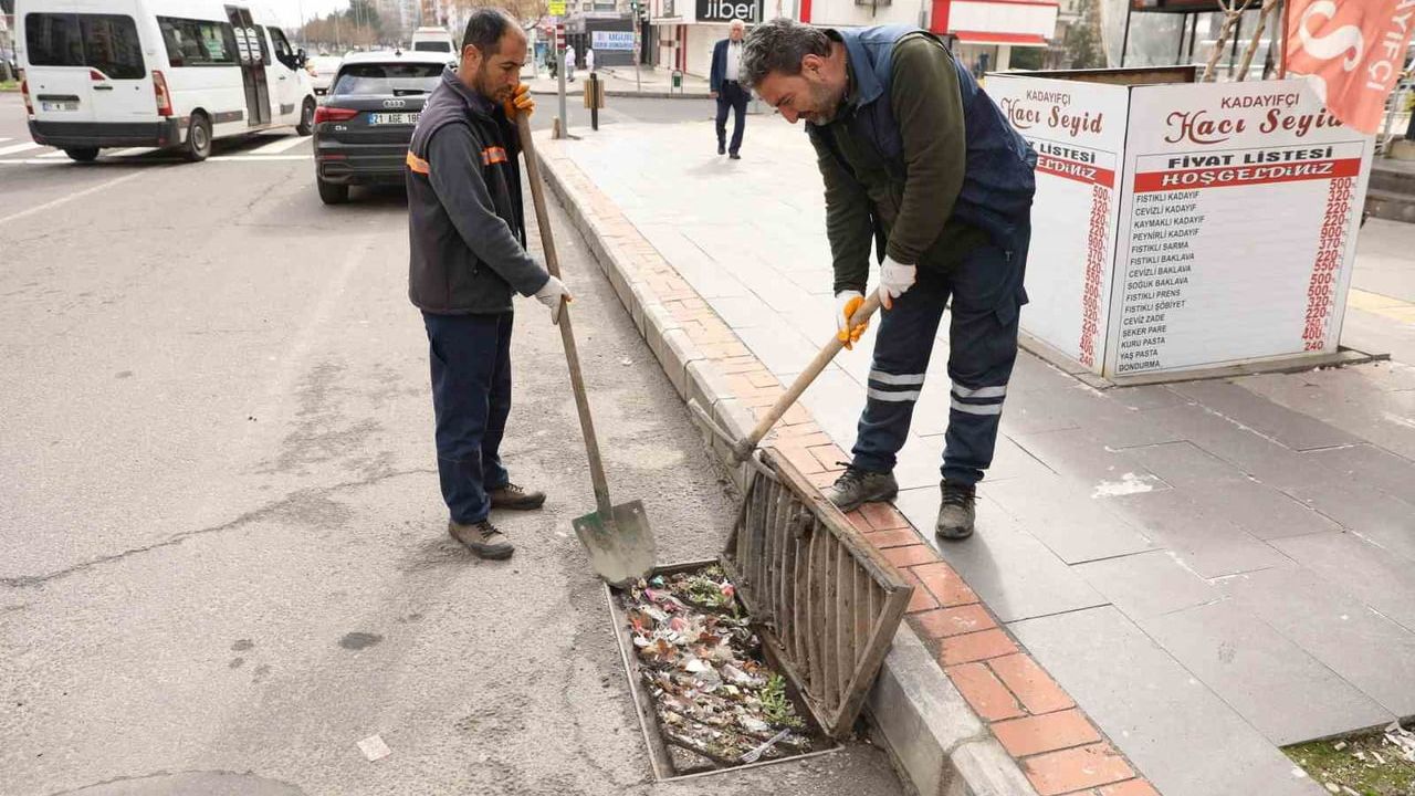 Diyarbakır'da mazgallardan 270 ton atık çıkarıldı; belediye uyarıyor