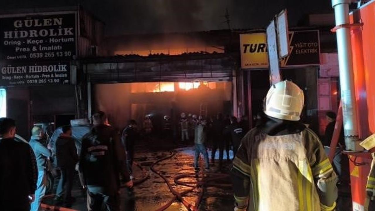 Diyarbakır’da oto tamir dükkanında çıkan yangın itfaiye kask kamerasına yansıdı