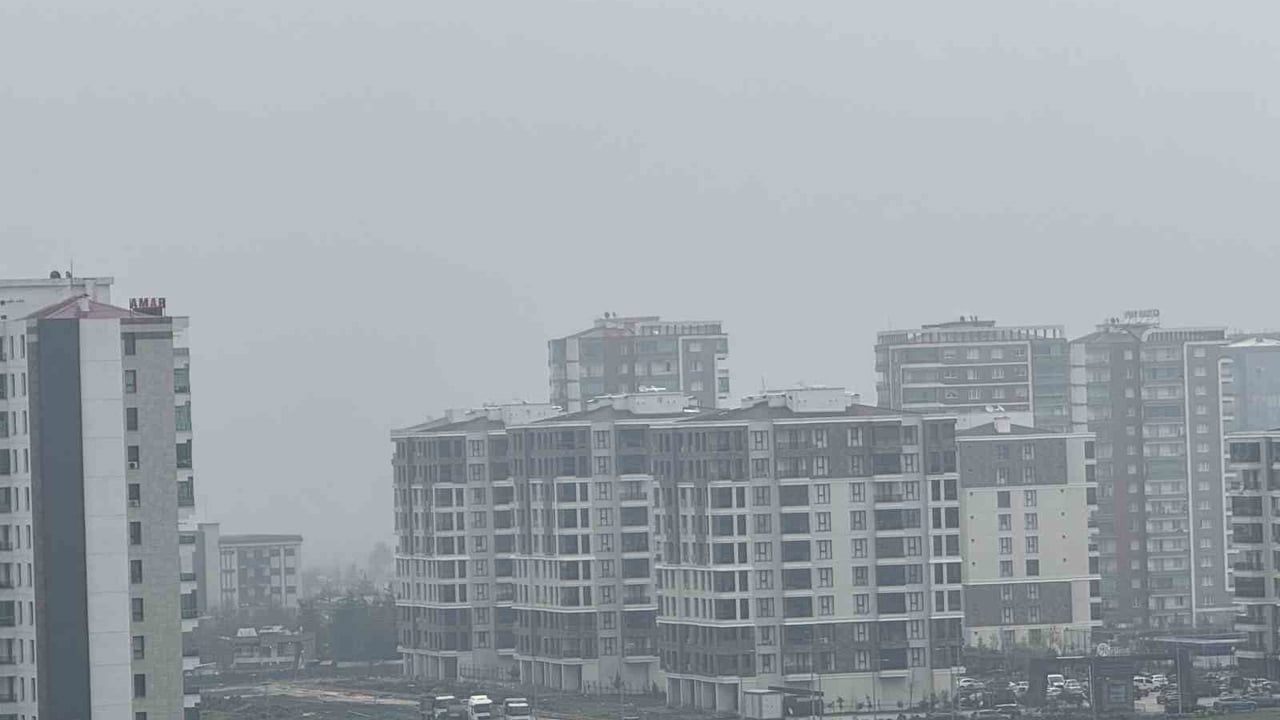 Diyarbakır'da sis uçuşları aksattı: Rötar ve iptaller, Bakan Gürlek'in uçağı Batman'a yönlendirildi