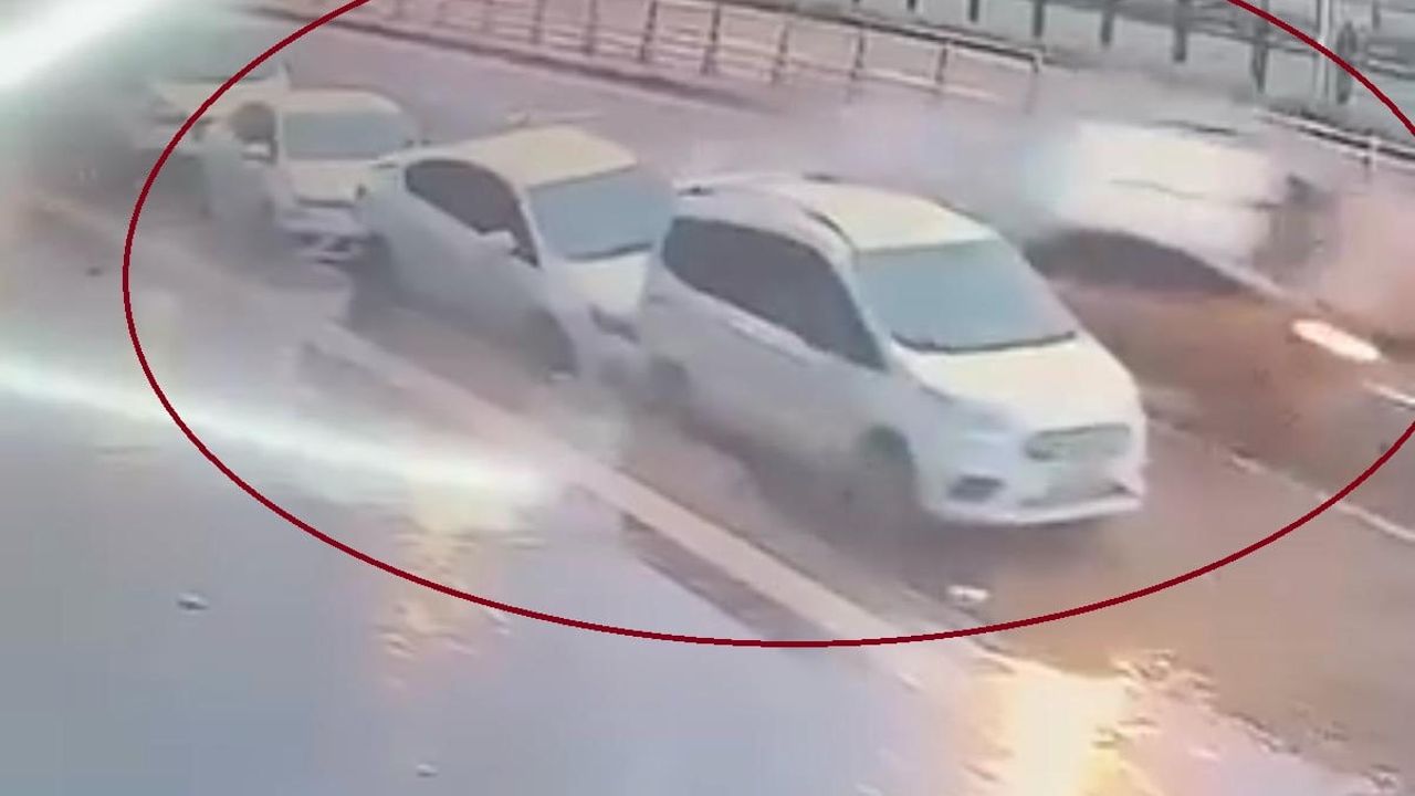 Diyarbakır'da ticari taksi Şanlıurfa Bulvarı'nda park halindeki 3 araca çarptı; kaza kamerada
