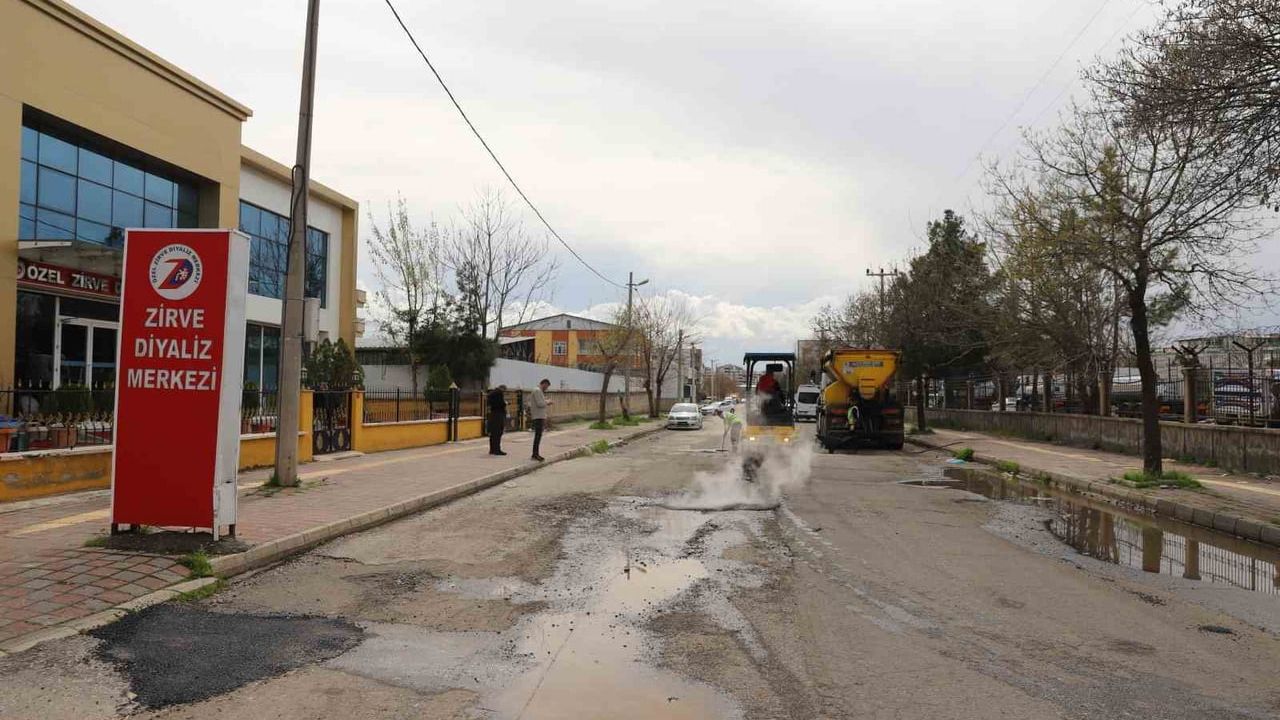 Diyarbakır’da yağış kaynaklı hasarlı yollarda 187 ton sıcak asfaltla onarım çalışması
