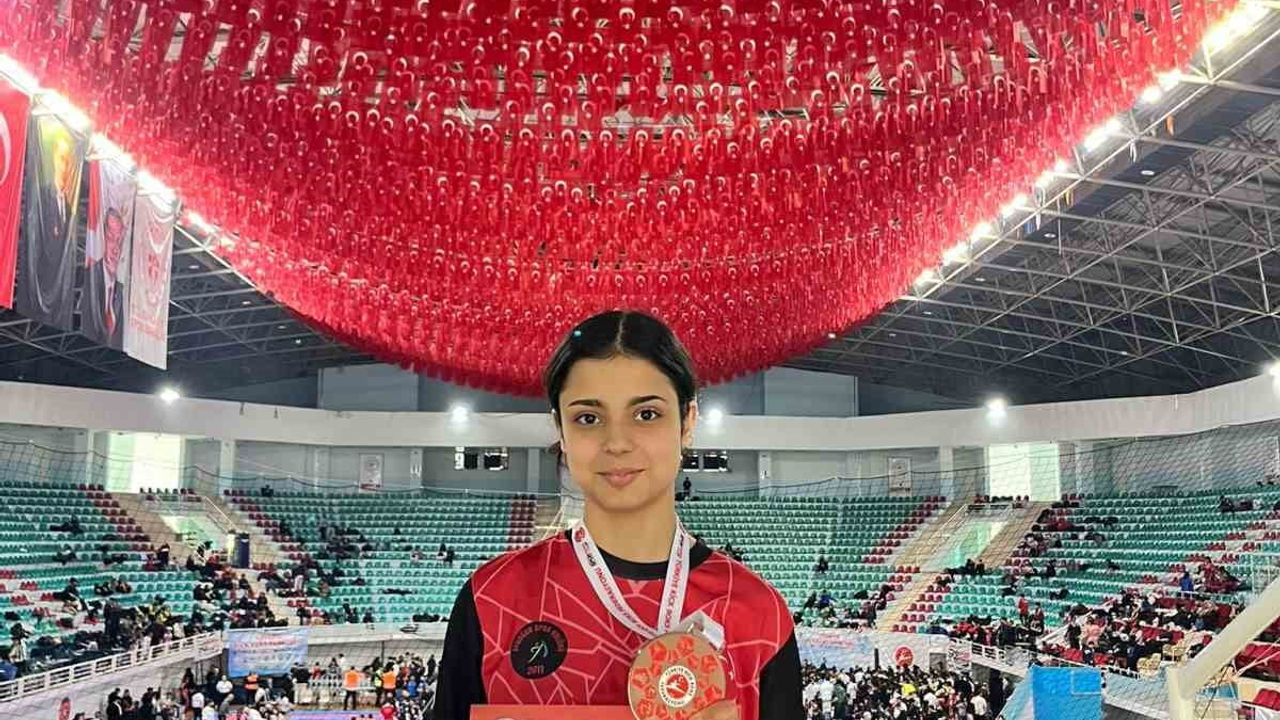 Diyarbakır’daki Türkiye Kick Boks Şampiyonası’nda Niğdeli Ayşe Hümeyra Ateş Türkiye Üçüncüsü Oldu