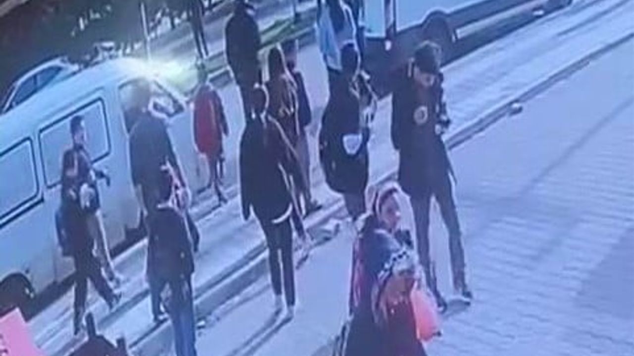 Diyarbakır Ergani'de otomobil kaldırıma çıktı, 2 öğrenci yaralandı; anlar güvenlik kamerasında