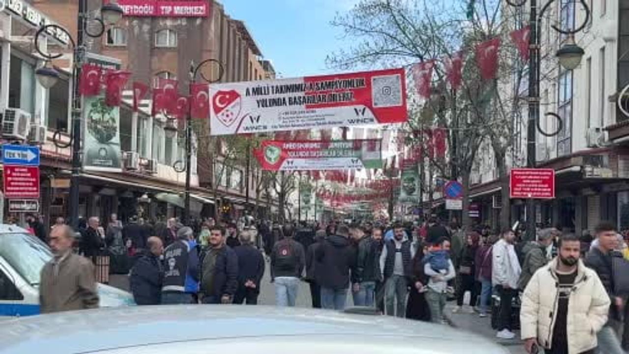 Diyarbakır Sur'da Esnaftan A Milli Futbol Takımı ve Amedspor'a Destek