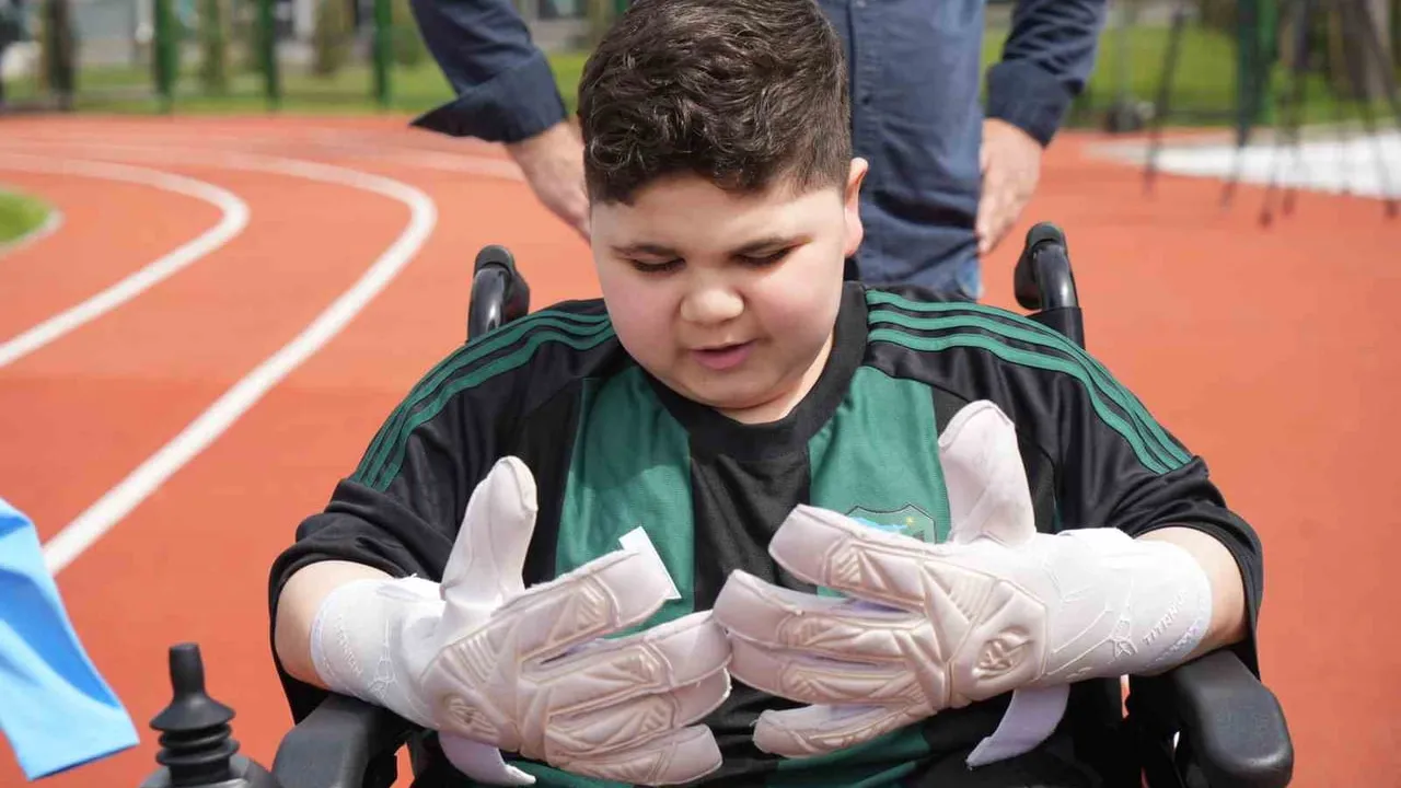 DMD hastası taraftar Eray Kıvanç Demir, Kocaelispor antrenmanında takım tarafından ağırlandı