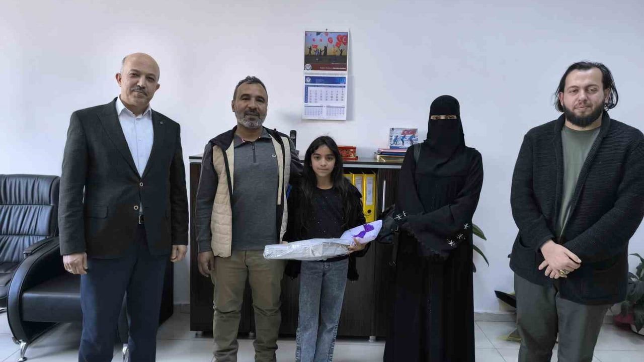 Dörtyol’da 12 yaşındaki Rahaf para dolu çantayı ailesiyle birlikte polise teslim etti