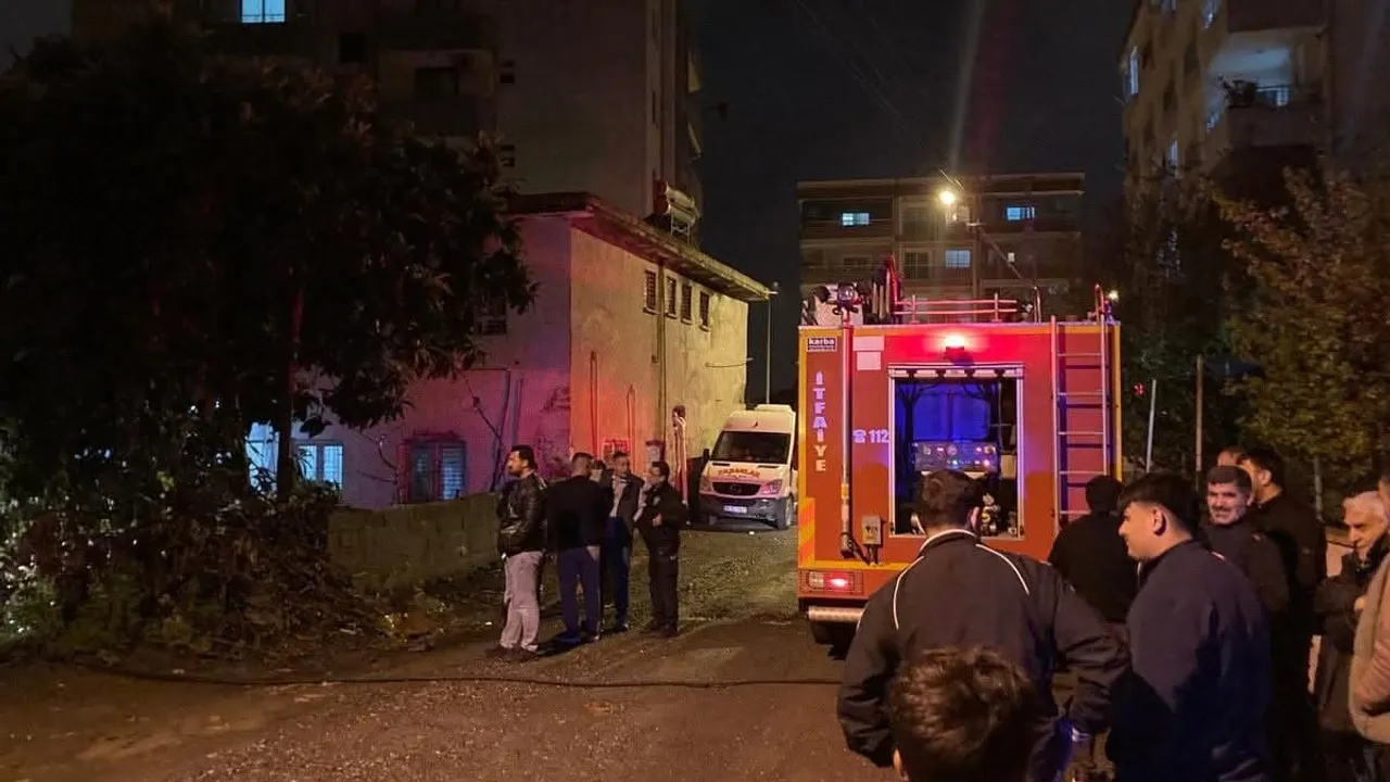 Dörtyol'da metruk bina yangını itfaiye müdahalesiyle kontrol altına alındı