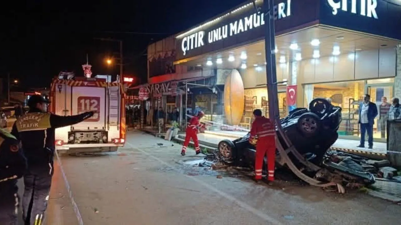 Dörtyol'da otomobil aydınlatma direğine çarparak hurdaya döndü: 2 yaralı