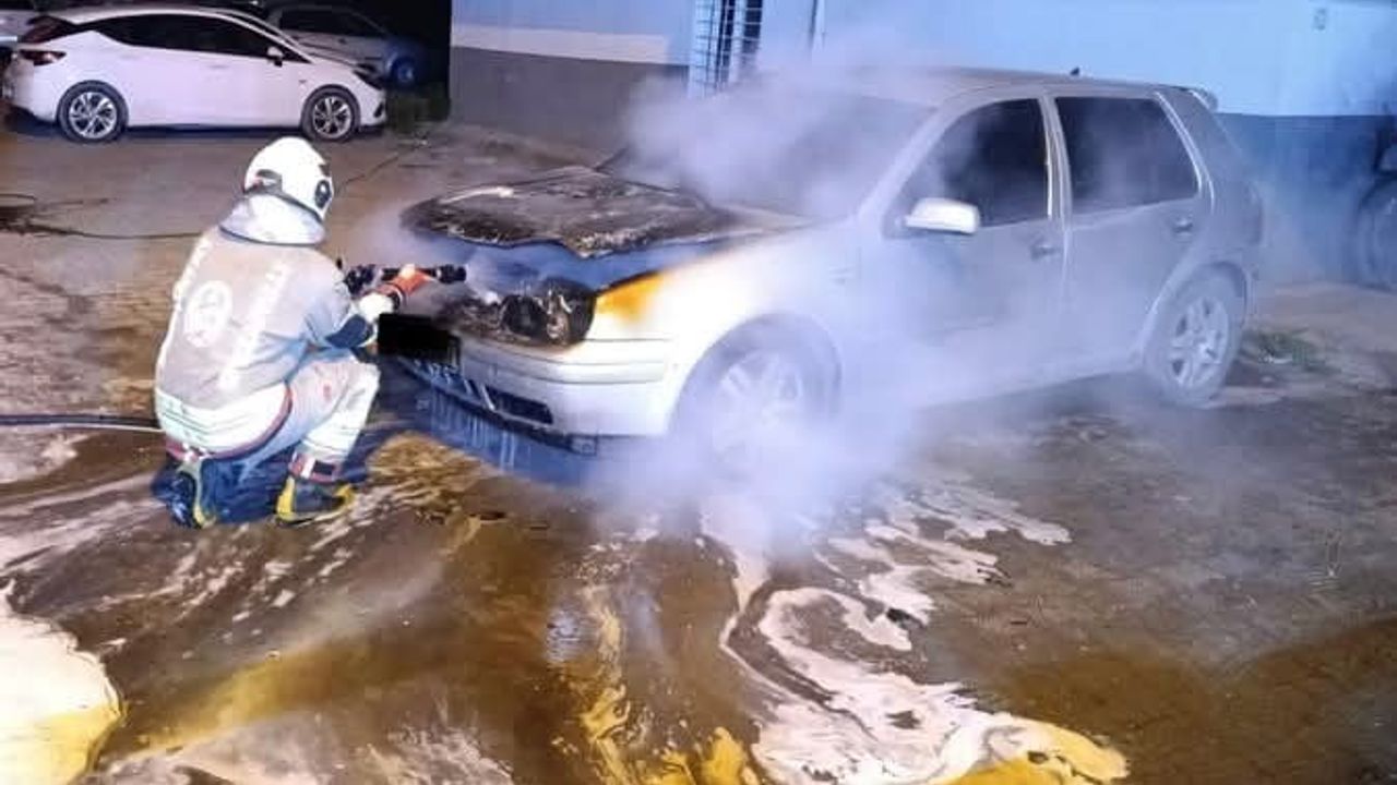 Dörtyol'da Park Halindeki Otomobilin Motorunda Yangın