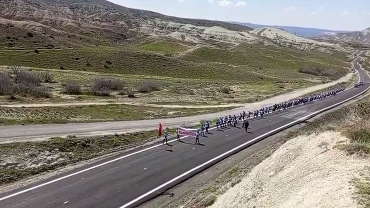 Doruk Madencilik işçileri ücret ve tazminat talepleriyle Eskişehir'den Ankara'ya yürüdü