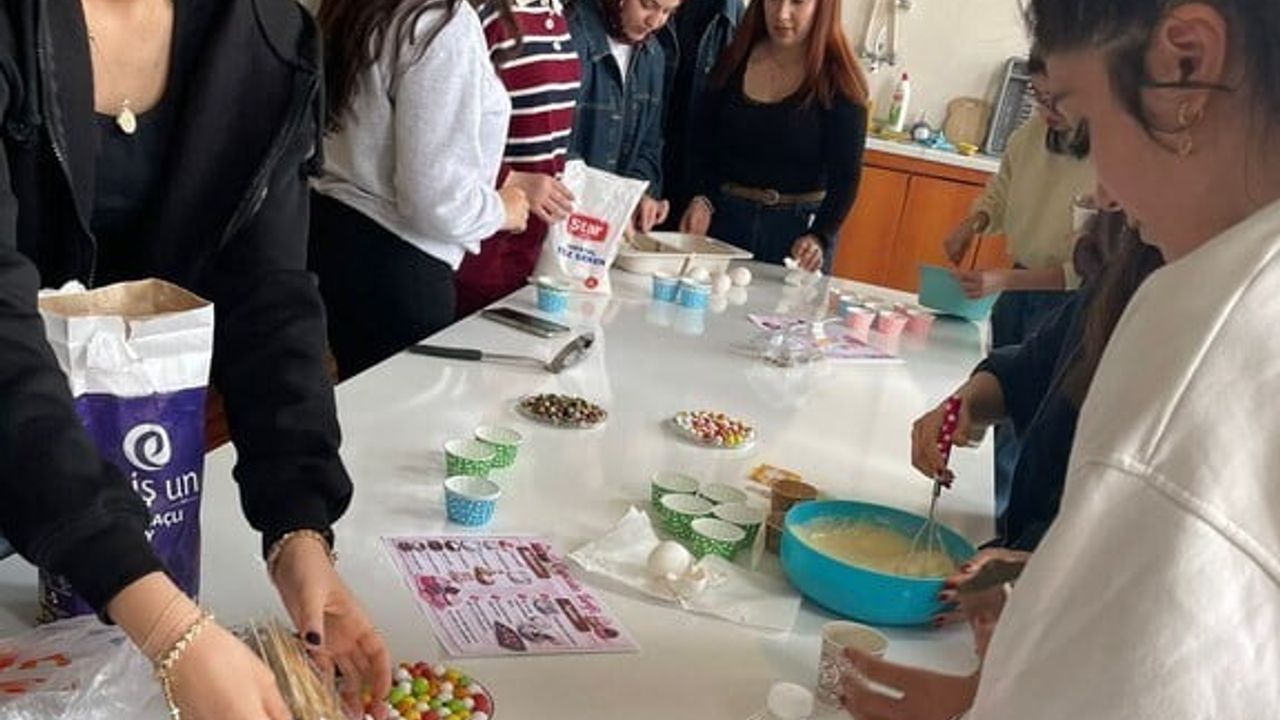 DPÜ Altıntaş MYO'da Mini Kek Atölyesi düzenlendi