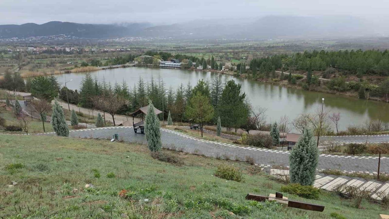 DPÜ Evliya Çelebi Yerleşkesi'ndeki Saklıgöl İlkbaharda Renkleniyor