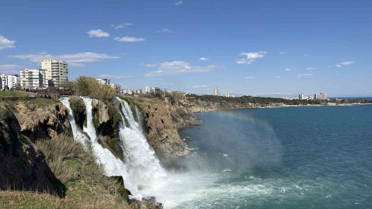 Düden Şelalesi'nde gökkuşağı ziyaretçilere unutulmaz anlar yaşattı