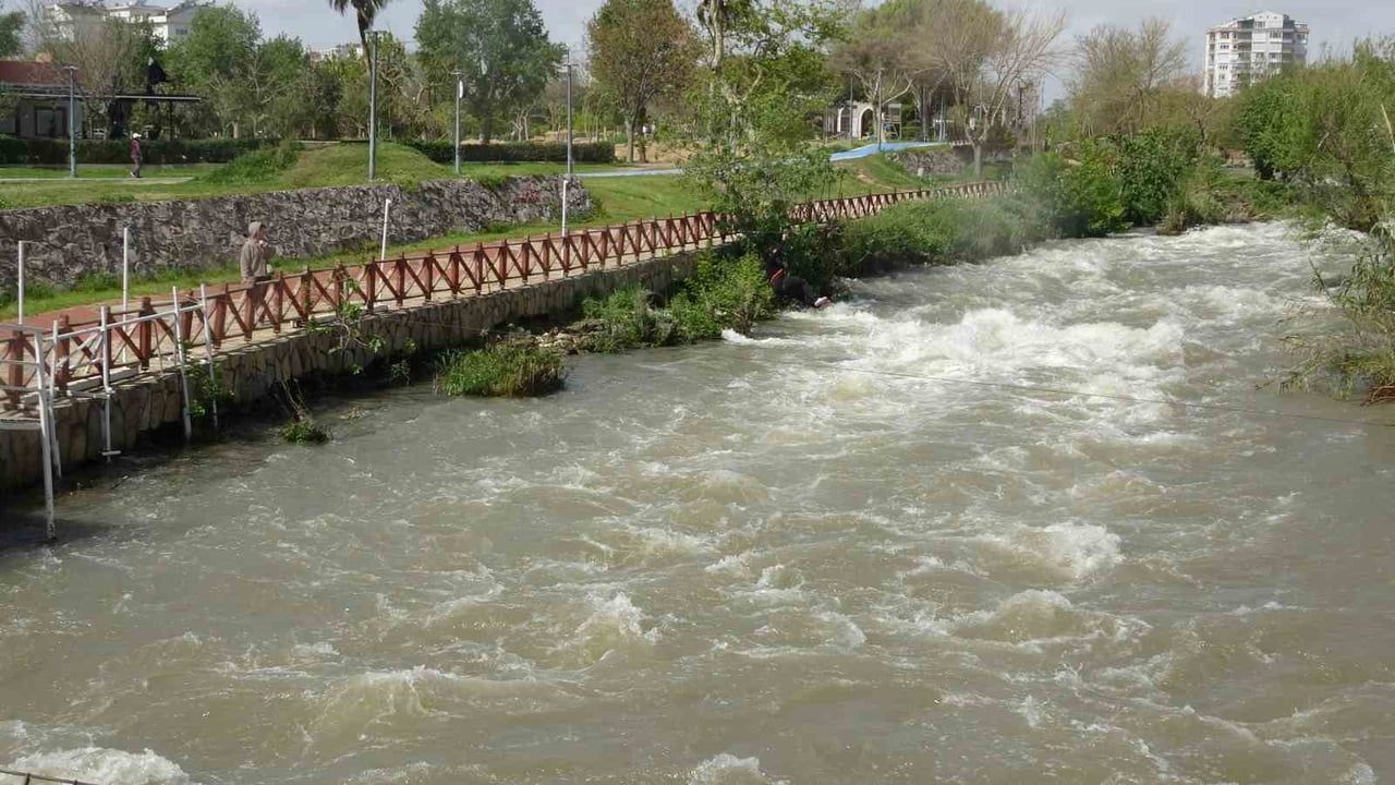 Düden Şelalesi'nden denize akan çamur, falezlerde 500 metreye varan renk değişimine neden oldu