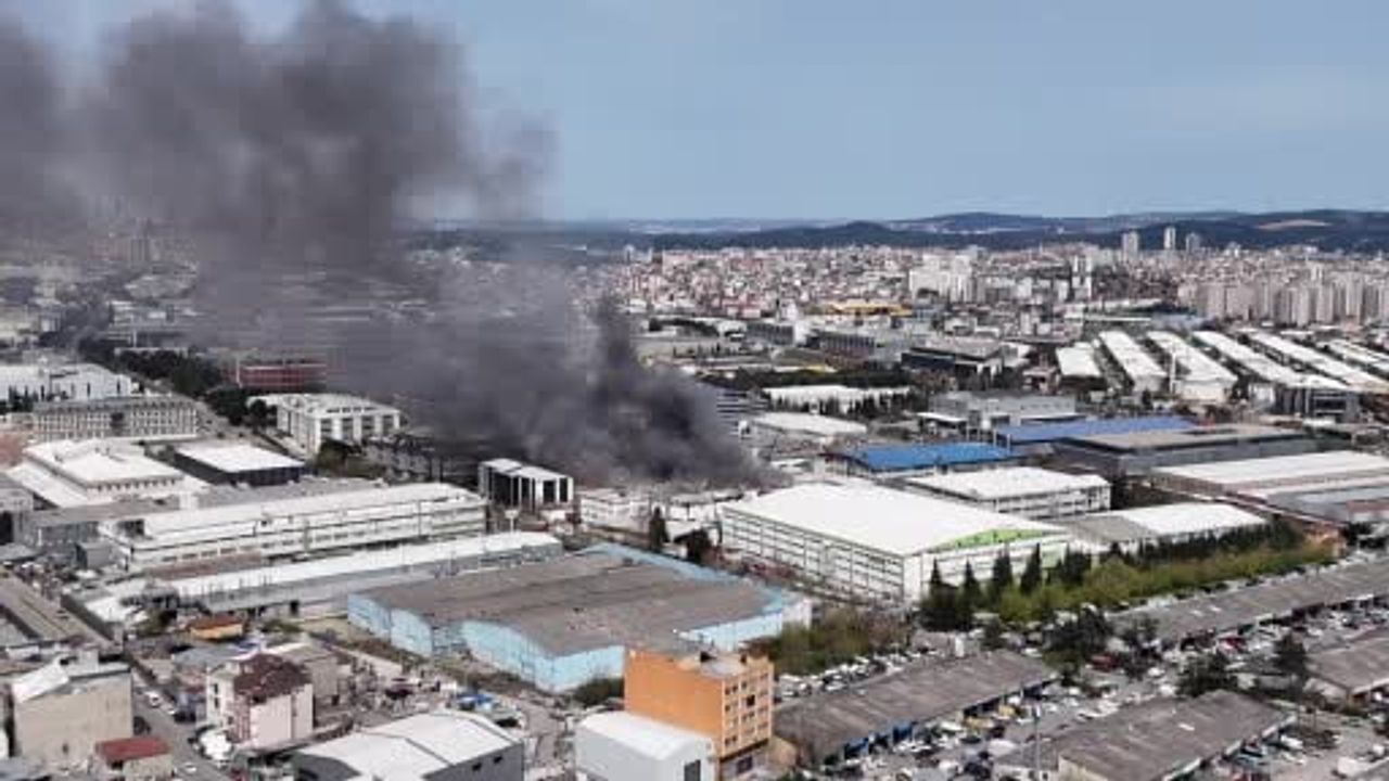 Dudullu OSB'de Beybi Plastik Fabrikasında Yangın: Can Kaybı Olmadı, Hasar Oluştu