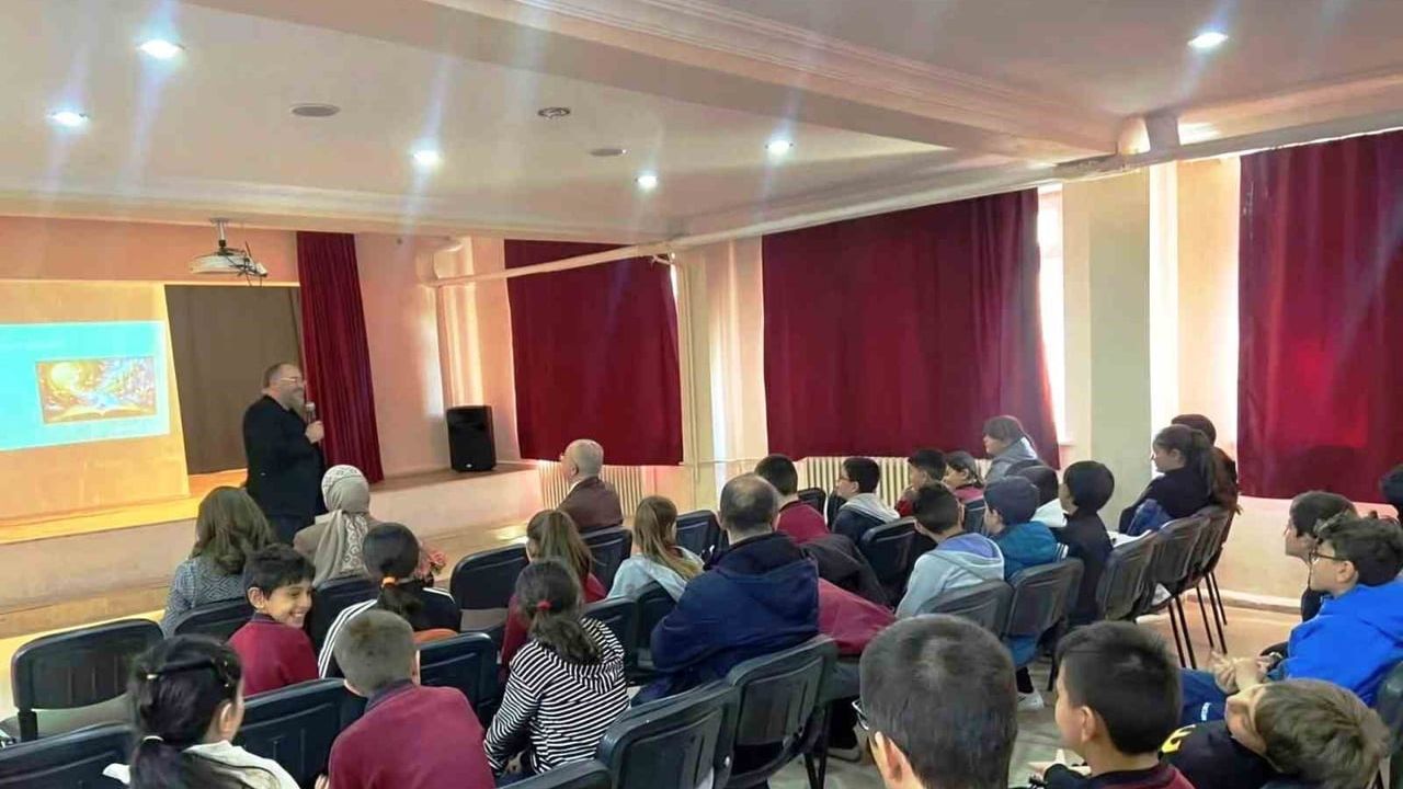 Dumlupınar’da 'Edebiyatta Fantastik Büyüme' Söyleşisi: Öğrenciler Empati ve 'Öteki' Kavramını Tartıştı