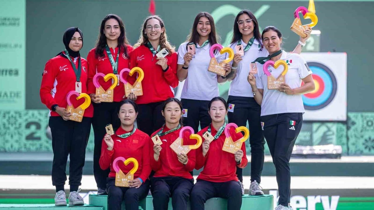 Dünya Kupası'nda İzmir İmzası: Dünya Yenihayat'ın Takımı Gümüş Madalya Kazandı