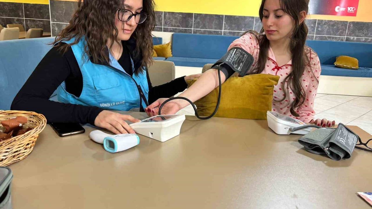 Dünya Sağlık Günü'nde Düzce Raziye Begüm Yurdu'nda hemşirelik öğrencilerinden sağlık taraması