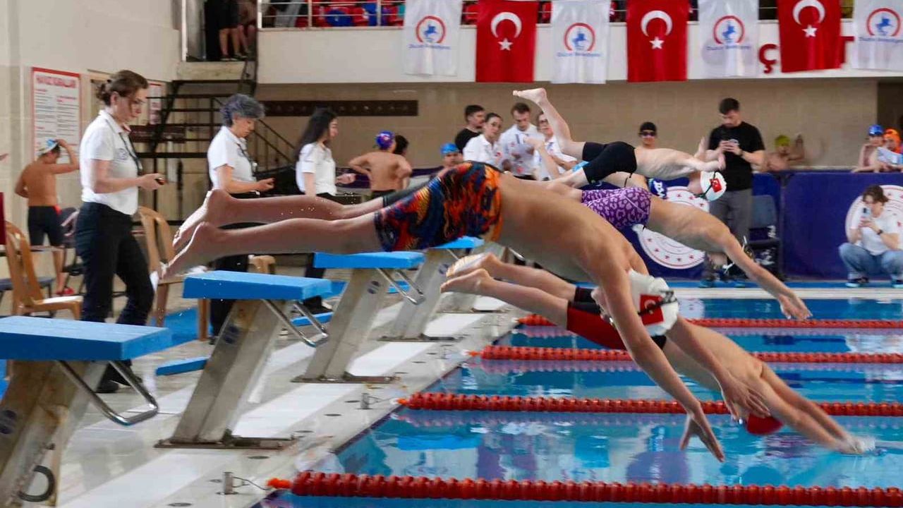 Düzce Belediyesi Spor Akademisi 23 Nisan Yüzme Şenliği'nde birinci oldu