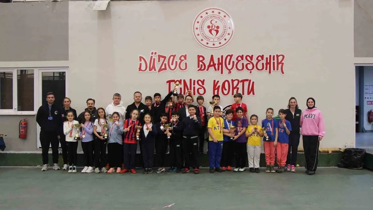 Düzce'de 2025-2026 Okul Sporları Minikler Kort Tenisi Müsabakaları Tamamlandı