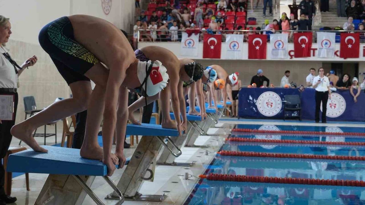 Düzce'de 23 Nisan Yüzme Şenliği: 180 Sporcu 18 Kategoride Yarıştı