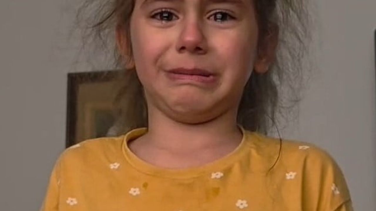 Düzce’de 7 yaşındaki Nazede Solmaz İstiklal Marşı’nı okurken duygulandı