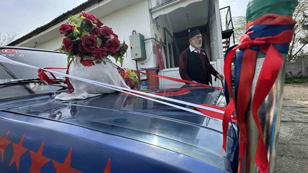 Düzce’de 86 yaşındaki Adem Karagülle, 55. evlilik yıldönümünde gelin arabası süsleyip eşine kendi şiirini okudu