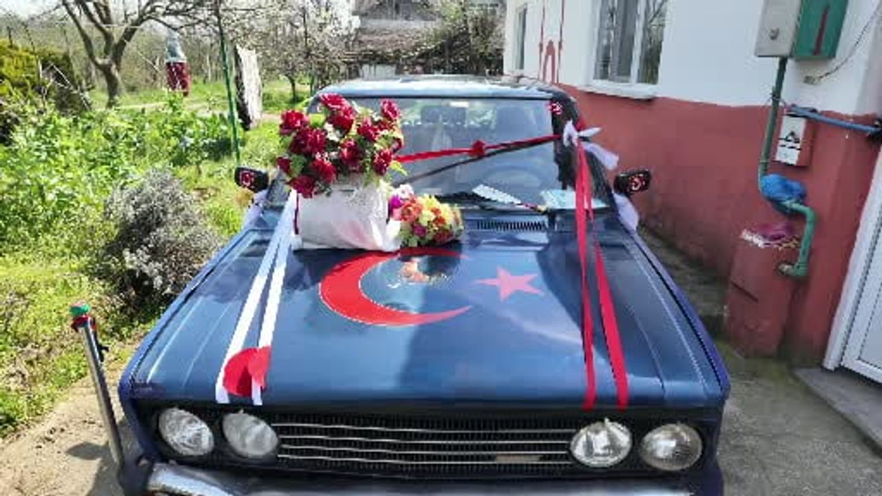 Düzce'de 86 yaşındaki Adem Karagülle, 55 yıllık eşi Dilber için gelin arabası süsleyip şiirle sürpriz yaptı
