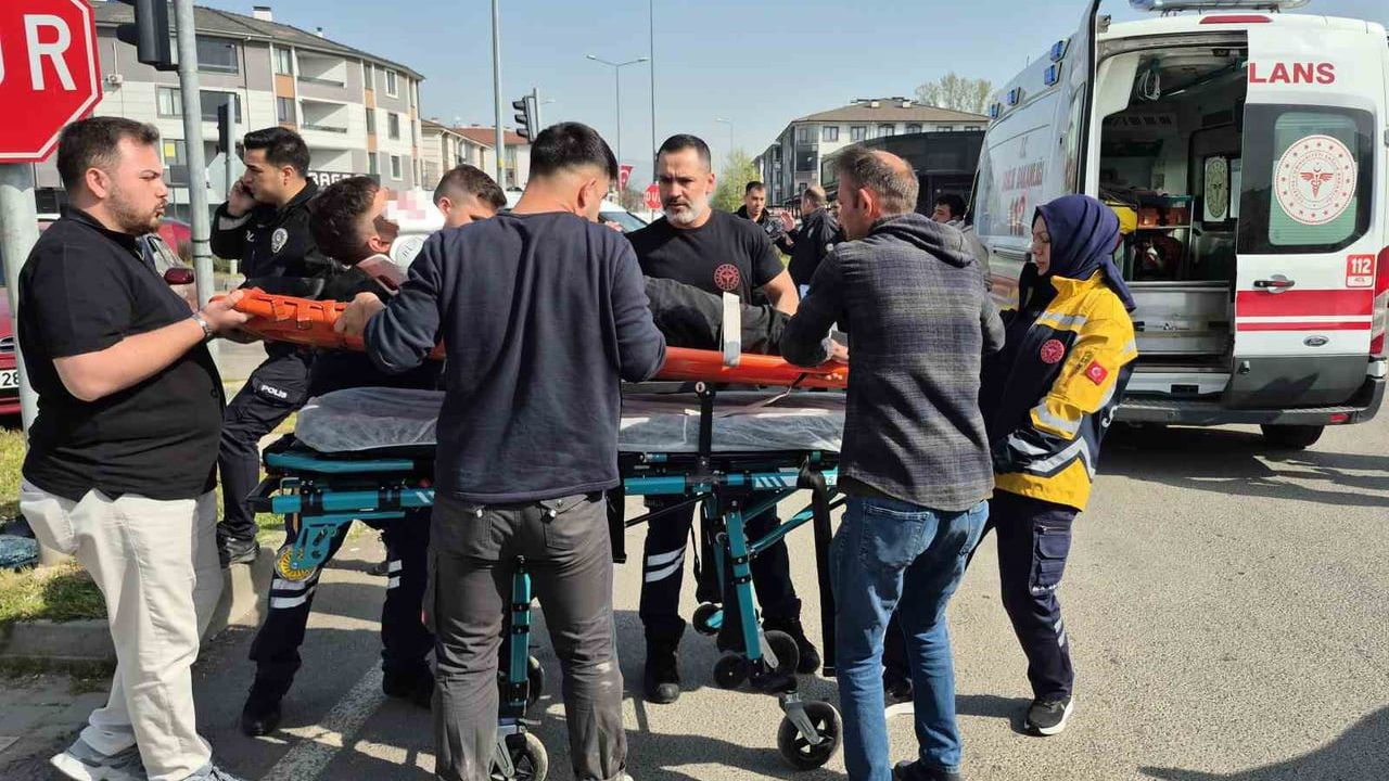 Düzce'de D-100 Olimpiyat Kavşağı'nda polis aracı ile otomobil çarpıştı: 6 yaralı