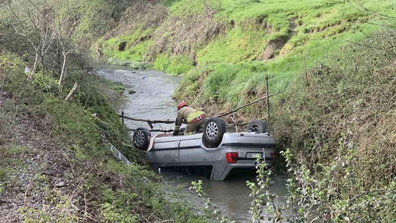 Düzce'de dereye yuvarlanan otomobil sabah fark edildi