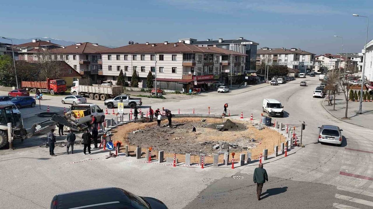Düzce'de Emniyet Kavşağı'na 16 Metrelik Dönel Kavşak Yapılıyor