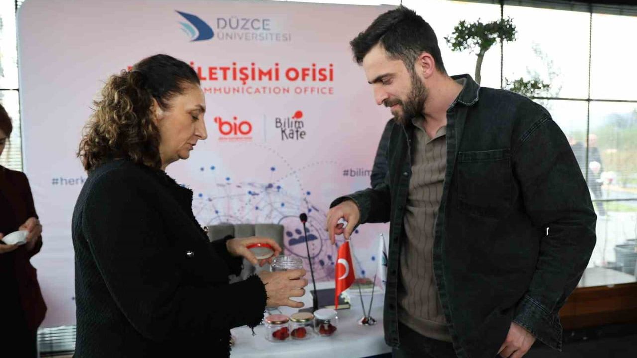 Düzce'de 'Fındığın Gölgesinde Saklı Hazineler' Bilim Kafe'si: Yaban mersini ve diğer doğal ürünler ele alındı