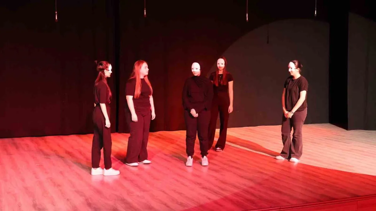 Düzce'de Gençler Arası Kültür ve Sanat Tiyatro Yarışmasının İl Finali Yapıldı
