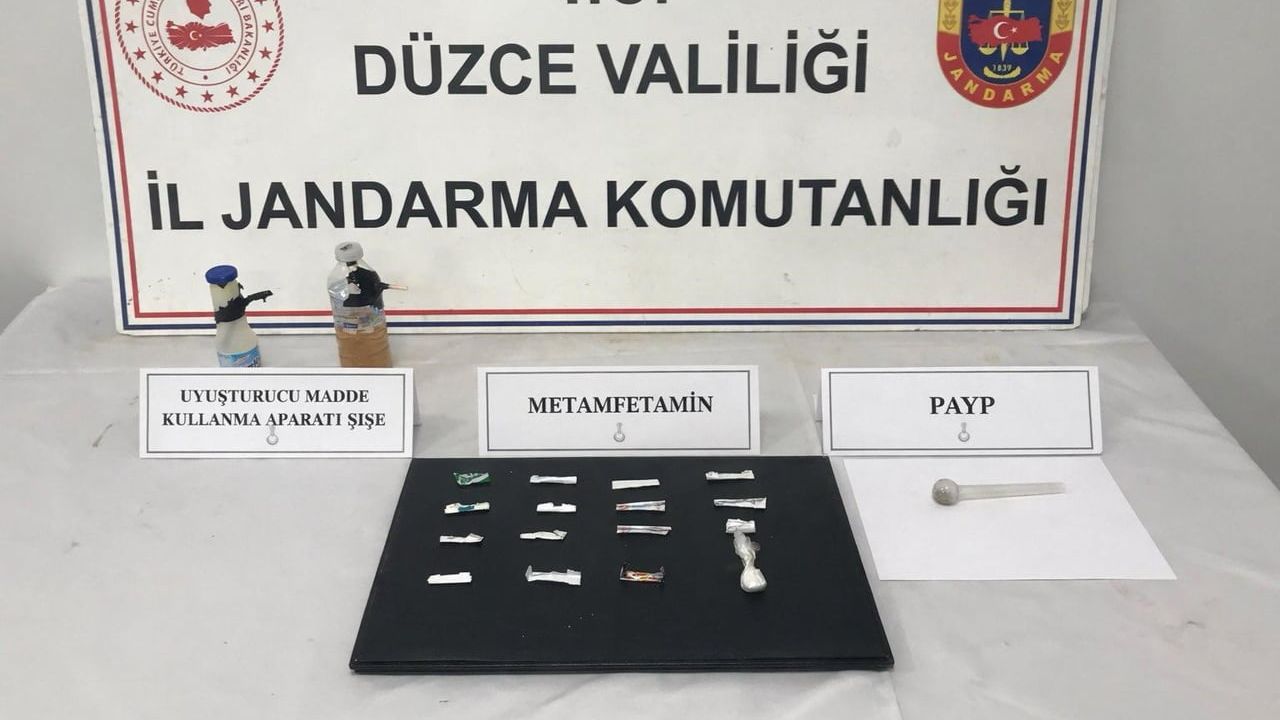 Düzce'de İstanbul'dan getirdiği belirtilen metamfetaminlerle yakalanan şüpheli F.U gözaltında