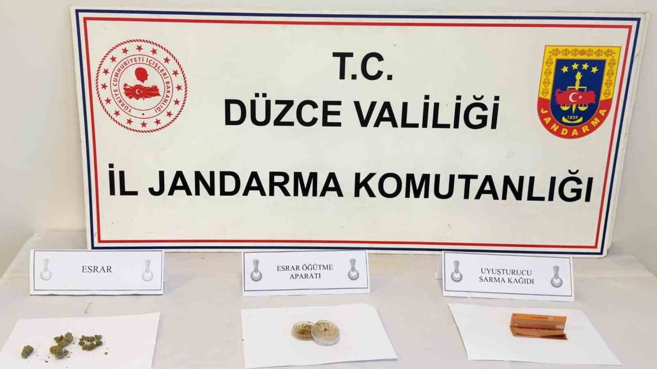 Düzce'de jandarma uygulamasında 8 kişi uyuşturucu maddeyle yakalandı