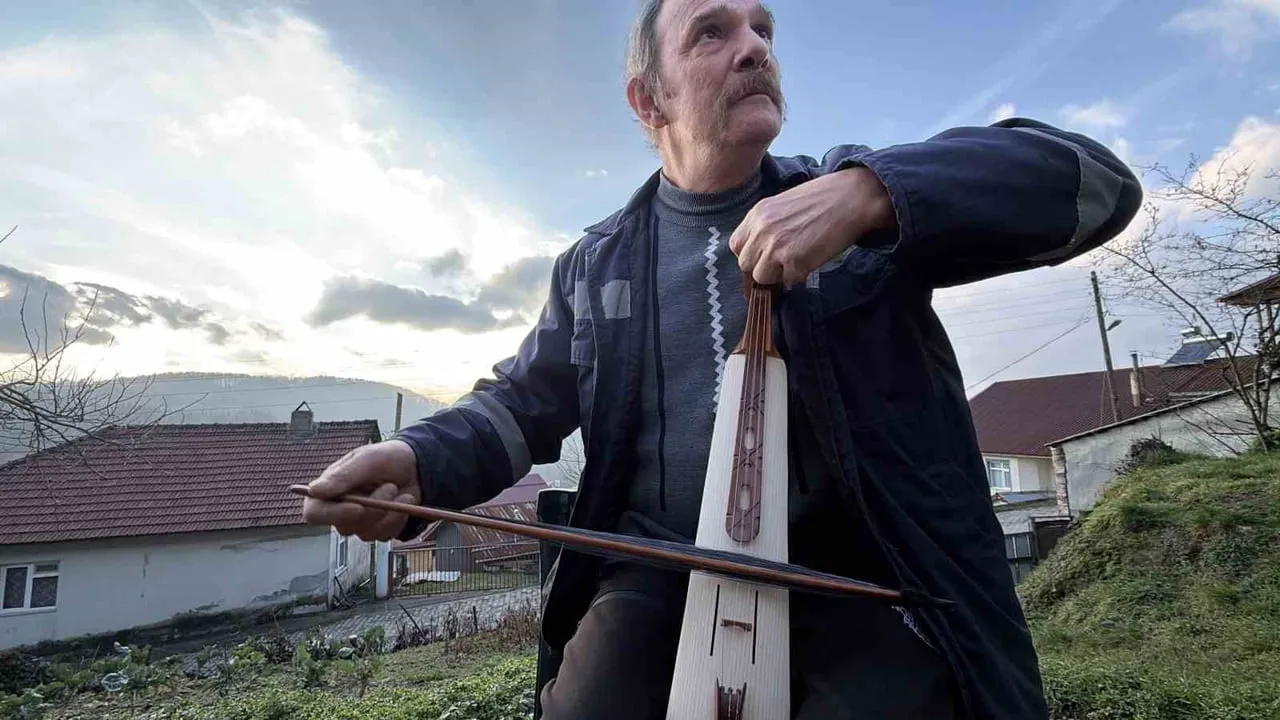 Düzce'de Kemençe Ustası İbrahim Güngen: El Yapımı Kemençeyle Geleneksel Sesi Yaşatıyor