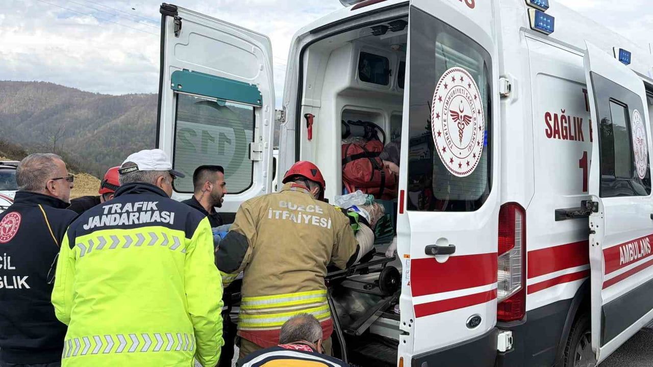 Düzce’de Kurtsuyu Kavşağında İki Araç Çarpıştı; Sürücüler İtfaiye Tarafından Kurtarıldı