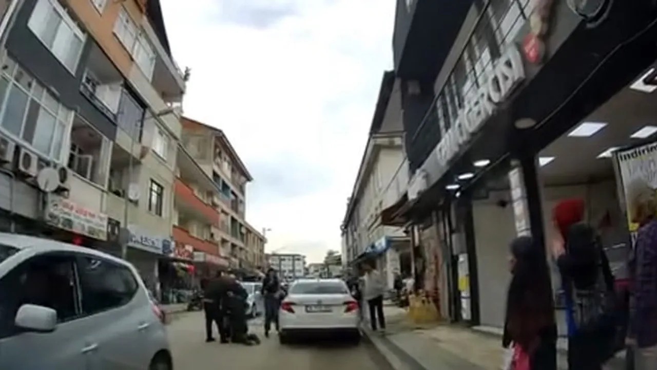 Düzce'de otomobil yaşlı adama çarptı; sürücü direksiyonu yanındakine devretti, görüntüler kayıtta