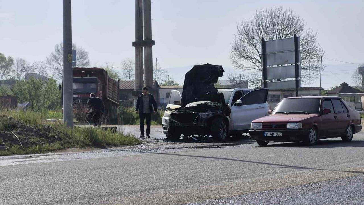 Düzce'de seyir halindeki cip motorundan alev alarak kullanılmaz hale geldi