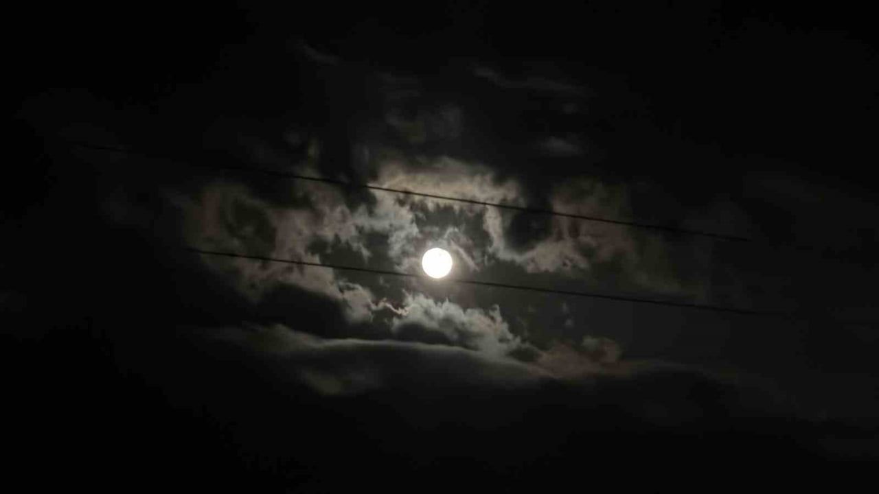 Düzce'de Şimşeklerin Ardından Beliren Dolunay Dikkat Çekti