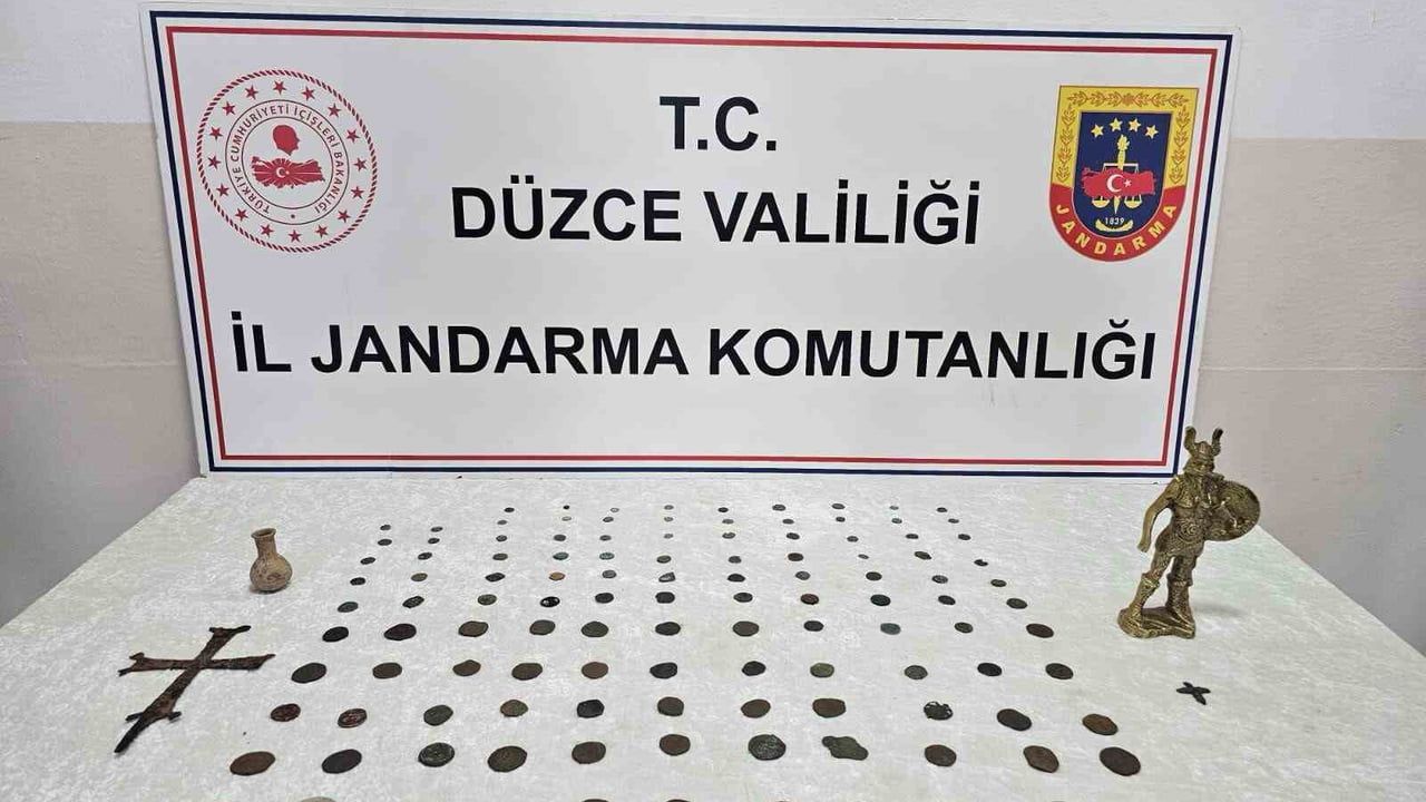 Düzce'de tarihi eser satışı: Jandarma 136 parça eserle 2 kişiyi gözaltına aldı
