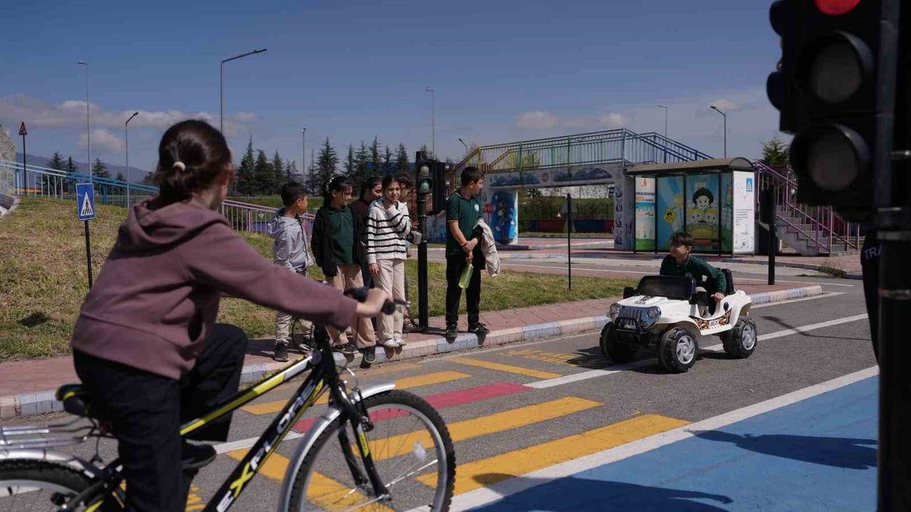 Düzce Trafik Eğitim Parkı'nda Yunus Emre İlkokulu'na Uygulamalı Trafik Eğitimi